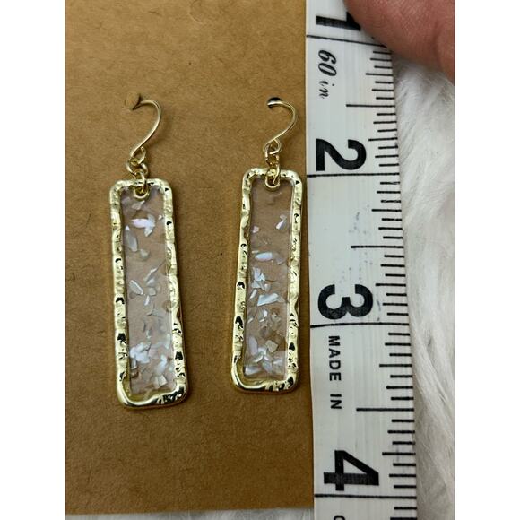 NEW Gold Tone Modern Earrings Drop Lightweight - Picture 3 of 3